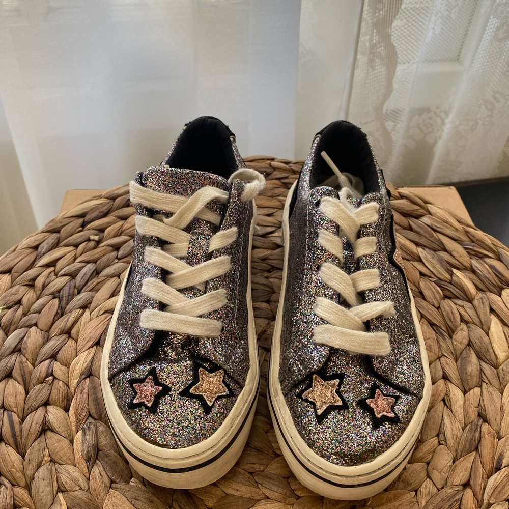 Glittery sneakers with stars
